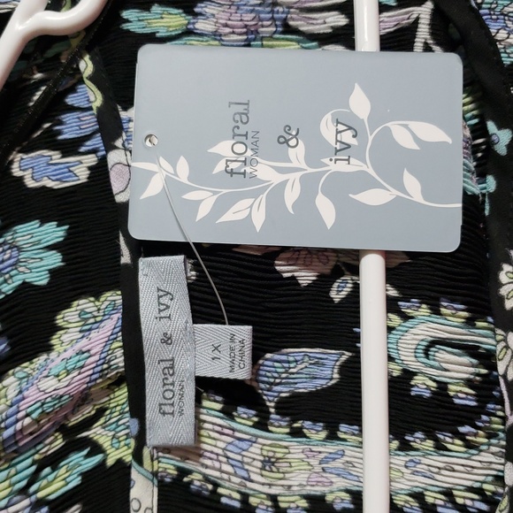 Floral & Ivy Brand Tunic Blouse With A Paisley Print & Bell Sleeves. Size: 1X - Picture 6 of 10